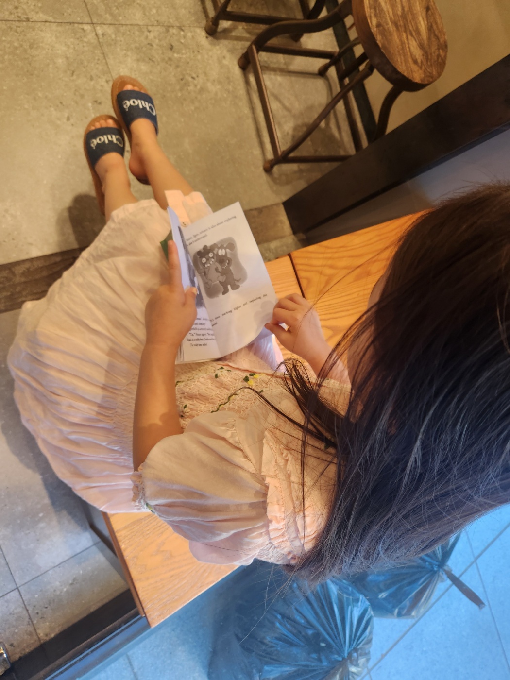 어디서나 영어책을 읽는 아이