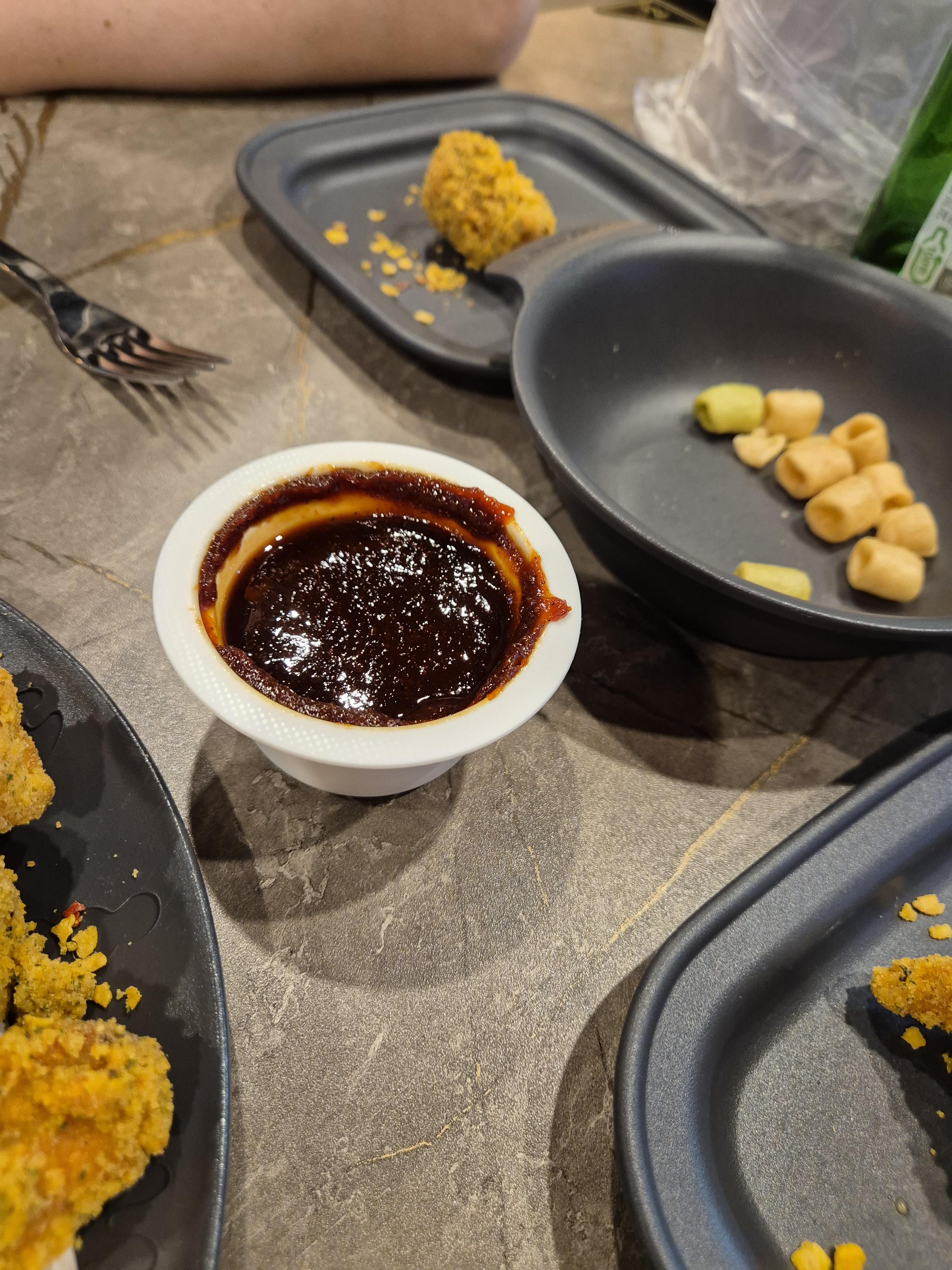 매콤 양념소스가 제공되는 크랑이치킨