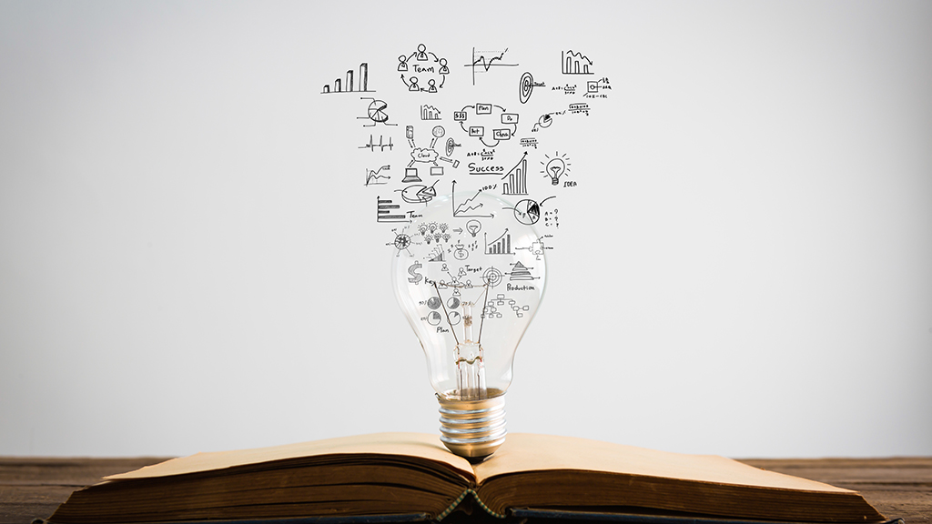 펼쳐진 책 위에 놓여진 전구 위로 여러가지 그래프가 그려진 이미지