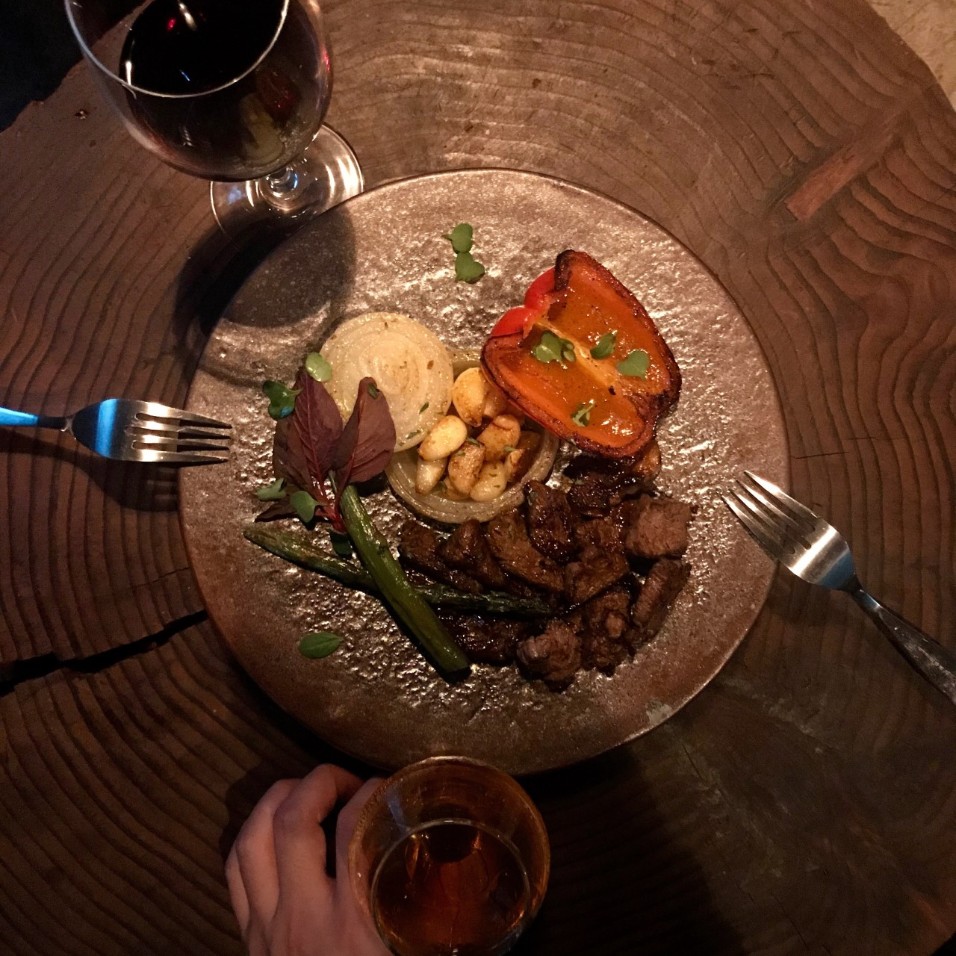 퍼포먼스 스테이크가 궁금하다면? 이태원 여인숙 방문 전 필독!