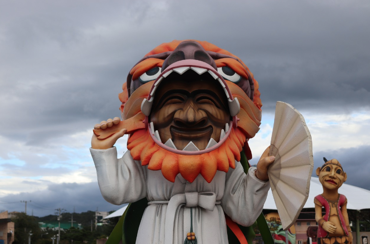 전통 예술 체험: 탈춤 배우기와 한지 공예