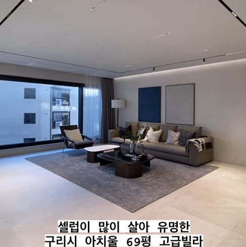 거실은 넓고, 통유리로 되어 있어 답답함 없이 사용하기 용의 하다