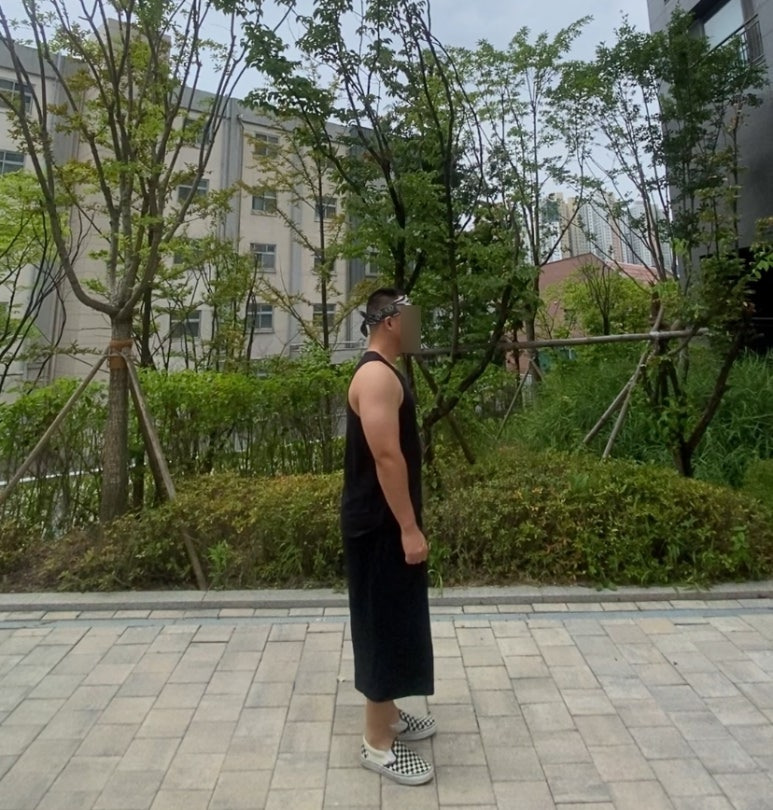 데일리룩('26. 8. 15.)후드후드 빈티지 카모 반다나 밀리터리, 무신사 무신사스탠다드 슬리브리스 민소매 나시, 무신사스탠다드 무신사 와이드 버뮤다 팬츠, 반스 체커보드 슬립온