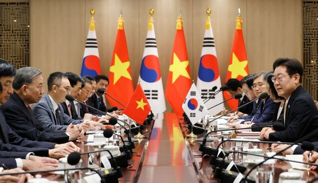 이재명 대통령이 11일 용산 대통령실에서 한국을 국빈방문한 또럼 베트남 당서기장과 확대 정상회담을 갖고 있다. 베트남 당서기장의 방한은 2014년 이후 11년 만이다.