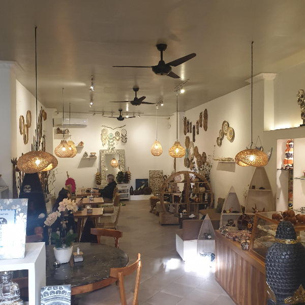 꽃과 기념품들이 가득찬 카페 내부, 벽면 장식물이 많이 걸려있다.