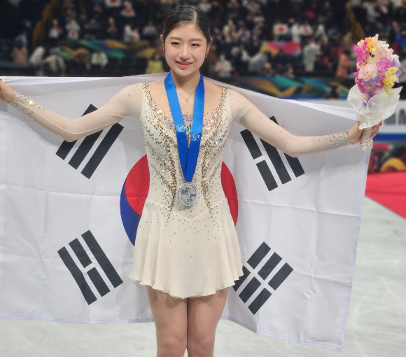 여자 피겨 스케이팅 국가대표 이해인이 지난해 ISU 주최 세계선수권대회에서 은메달을 따낸 뒤 태극기를 펼치며 세리머니하고 있다. [사진=올댓스포츠]