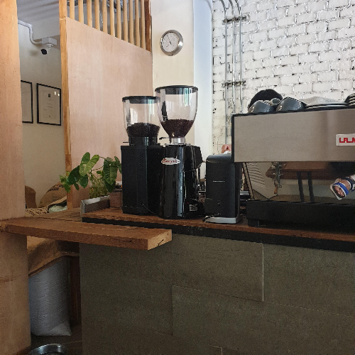치앙마이 카페 투어 ② : 올드시티 북쪽 창푸악 카페들 (OMNiA Cafe & Roastery)_에스프레소용 머신 및 그라인더