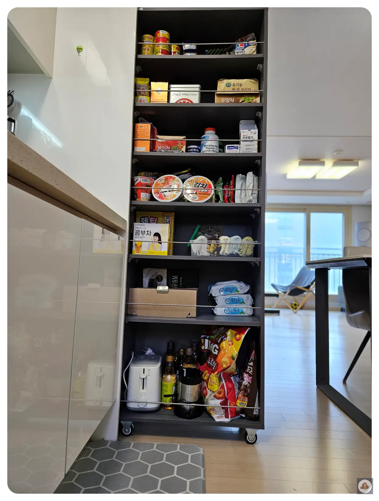 주방-옆-냉장고-틈새공간에-수납장을-설치하였다