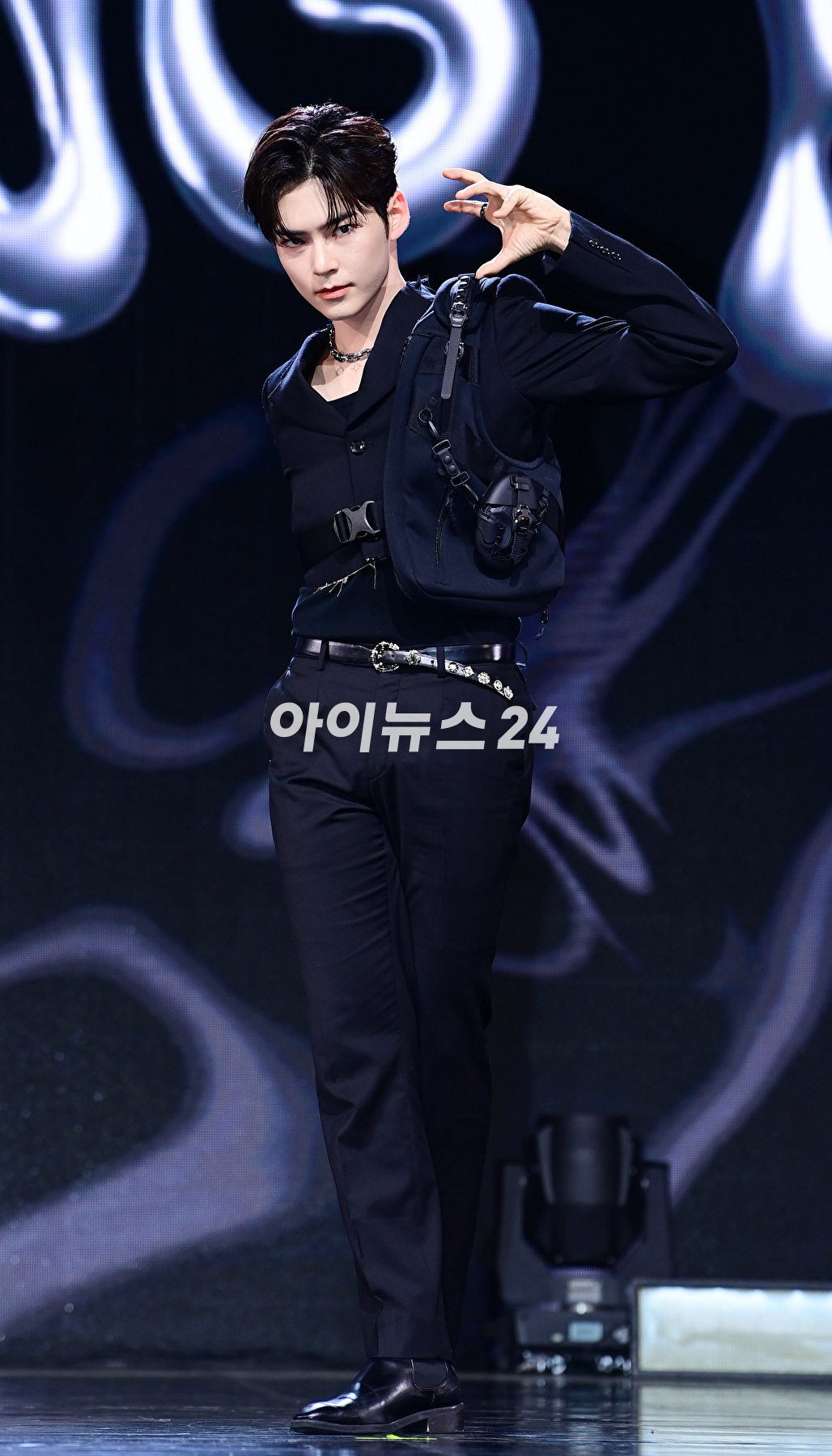 그룹 제로베이스원 성한빈이 5일 오후 서울 광진구 예스24라이브홀에서 열린 제로베이스원(ZEROBASEONE) 두 번째 미니앨범 &#39;멜팅 포인트&#39;(Melting Point) 발매 기념 쇼케이스에서 포토타임을 갖고 있다. [사진=정소희 기자]