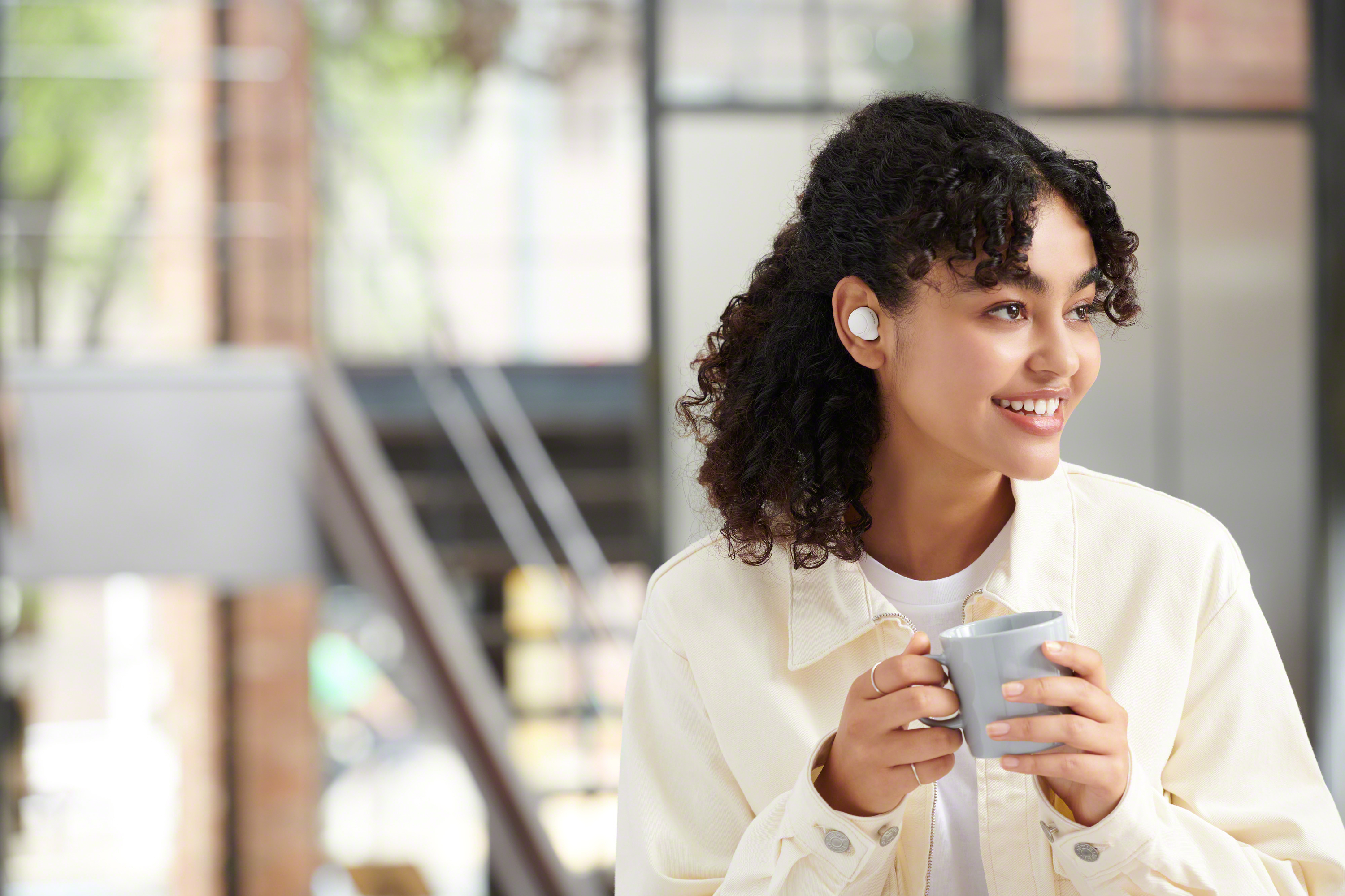 소니 이어폰 WF-C500으로 음악을 듣고 커피를 마시며 휴식을 취하는 모습