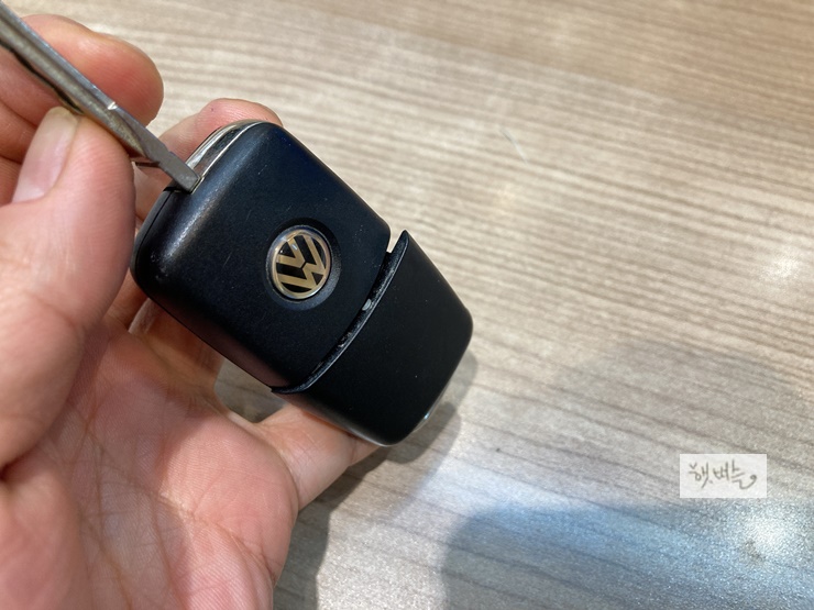 폭스바겐 차량 리모컨 전지 교환 방법