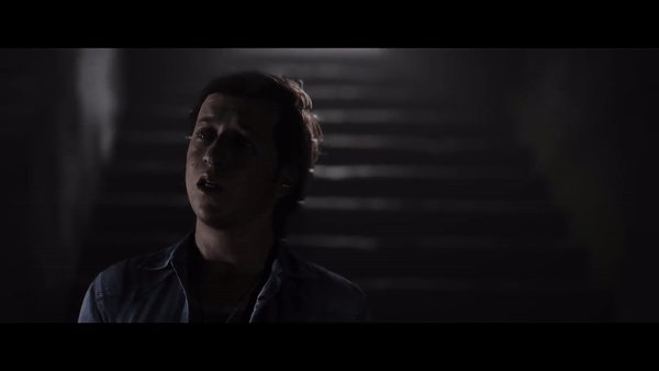 최첨단 얼굴 캡처와 영화식 조명 기술이 유명한 헐리우드 배우들의 굉장한 연기력과 만나, 해킷 채석장의 공포를 생생하게 전달합니다. 심장이 고동치는 영화 같은 스릴을 즐겨보세요.