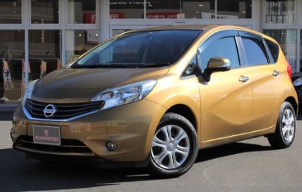 황금색 자동차가 도로위에 있다.