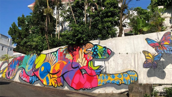 컬러풀한 벽화 거리 (Street Art & Murals)