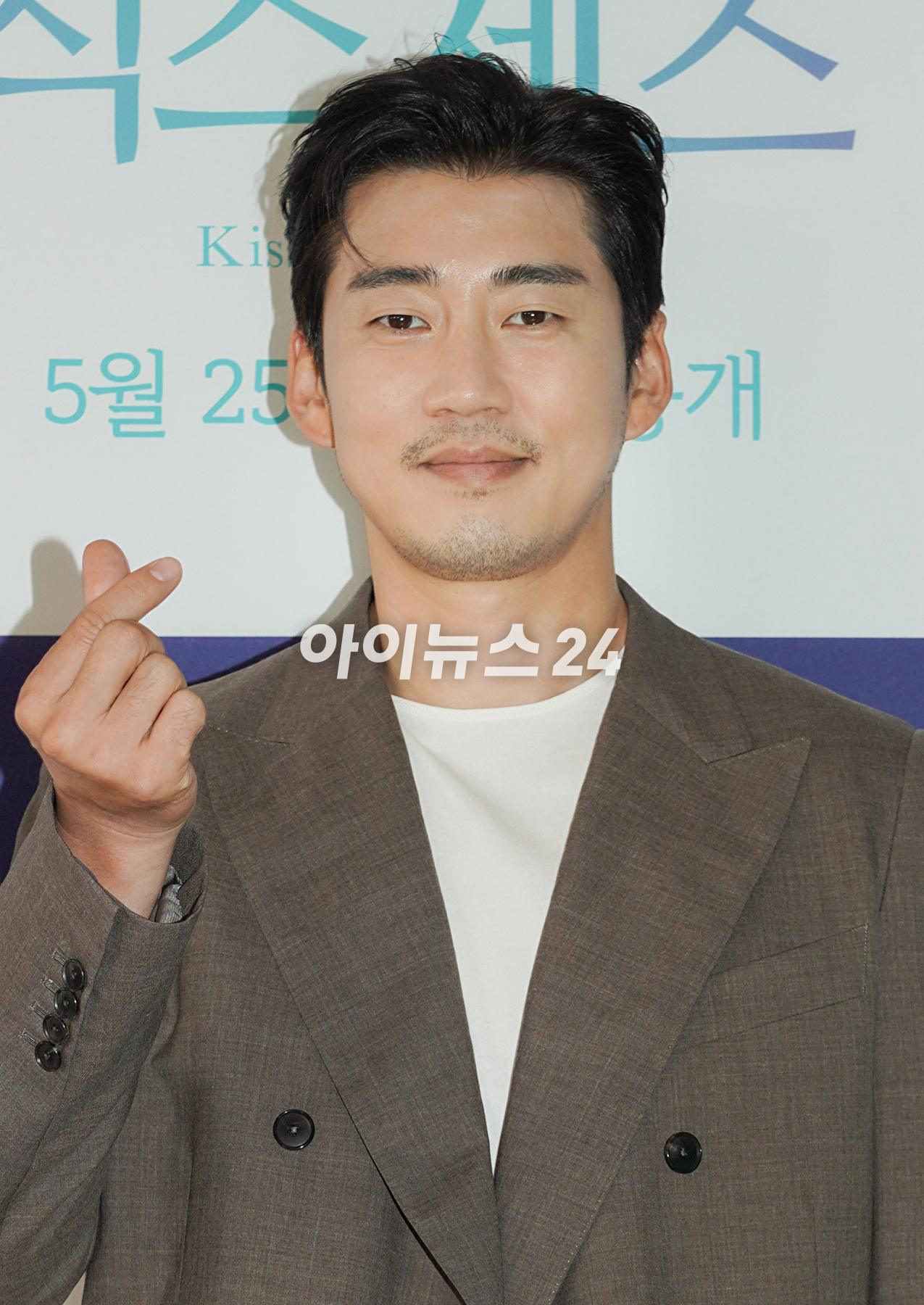 배우 윤계상이 25일 온라인으로 진행된 디즈니+ 오리지널 &#39;키스 식스 센스&#39; 제작발표회에 참석해 포즈를 취하고 있다. [사진=디즈니+]