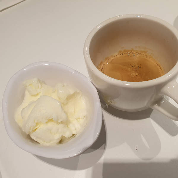 왼쪽에는 바닐라 아이스크림, 오른쪽에는 에스프레소가 보인다.