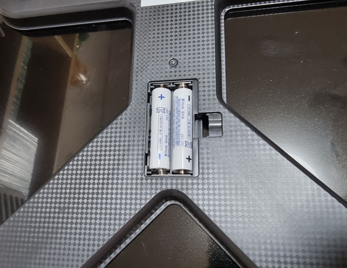 건전지 들어가는 곳