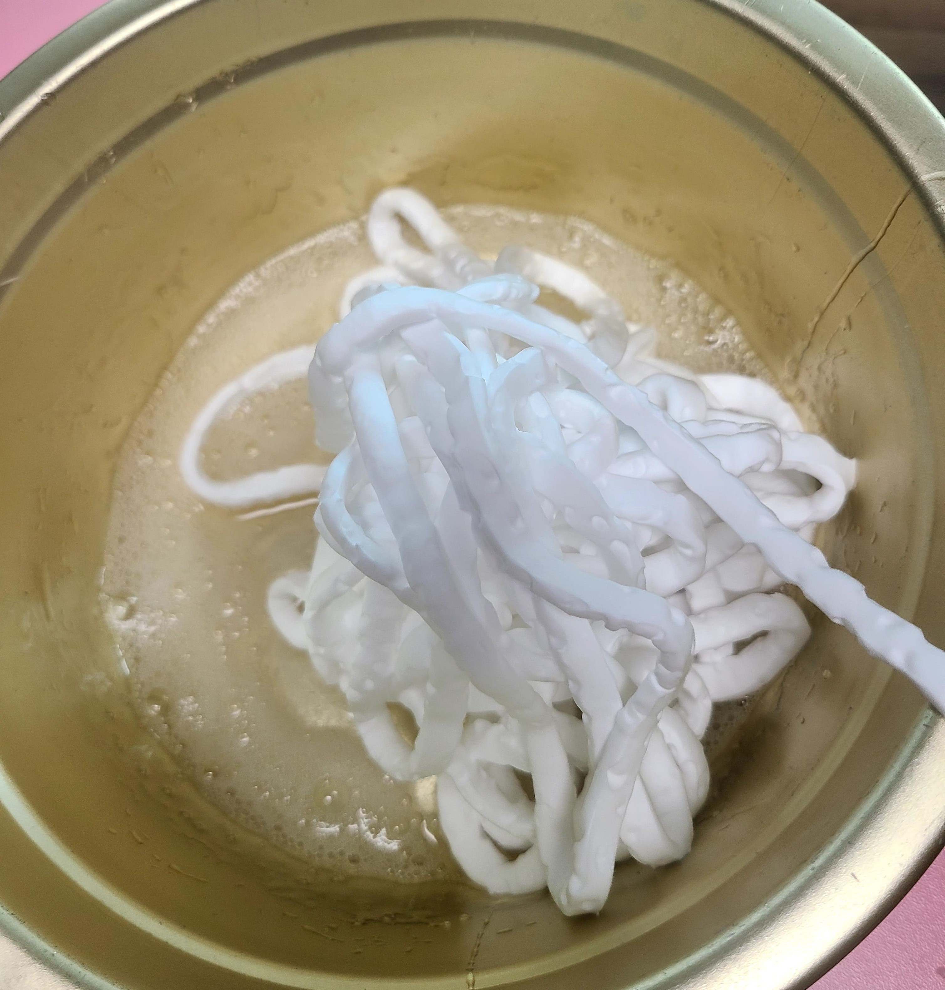 쉐이빙 폼을 그릇에 짜는모습입니다.