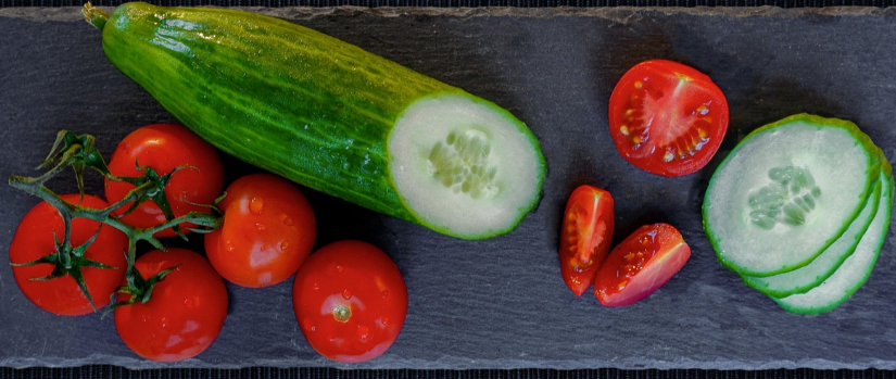 탐스러운 토마토와 오이 사진