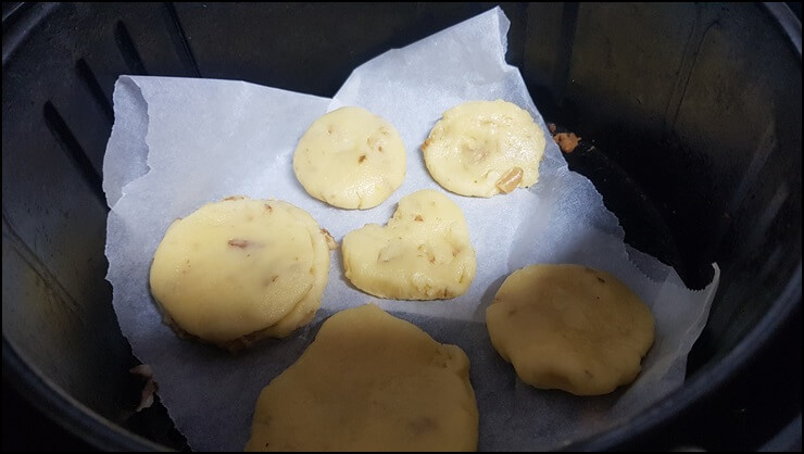 반죽을-에어프라이어에-넣는모습