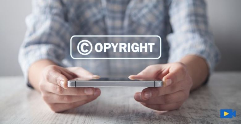 스마트폰에서 저작권(Copyright) 보호 개념을 나타내는 이미지 - 디지털 콘텐츠 저작권 관리 via Canva