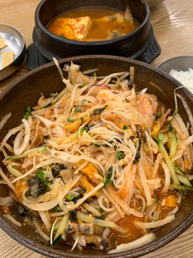 소면과 섞인 단지 물회국수