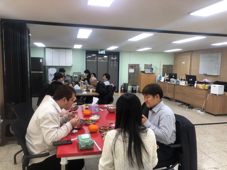 이미지설명: 떡국과 전으로 식사중인 이용인들의 모습