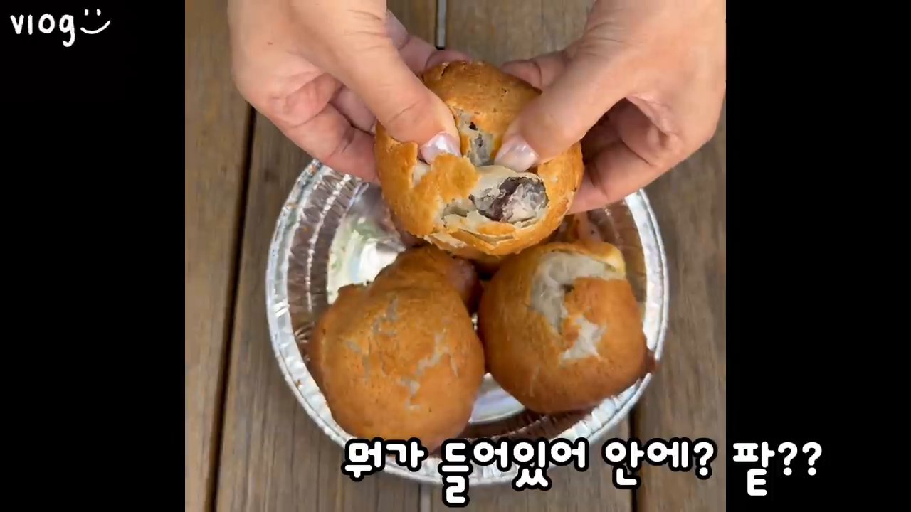 크로이즌 단면이에요. 고소한 빵 안에 옥수수 알갱이가 가득해요.