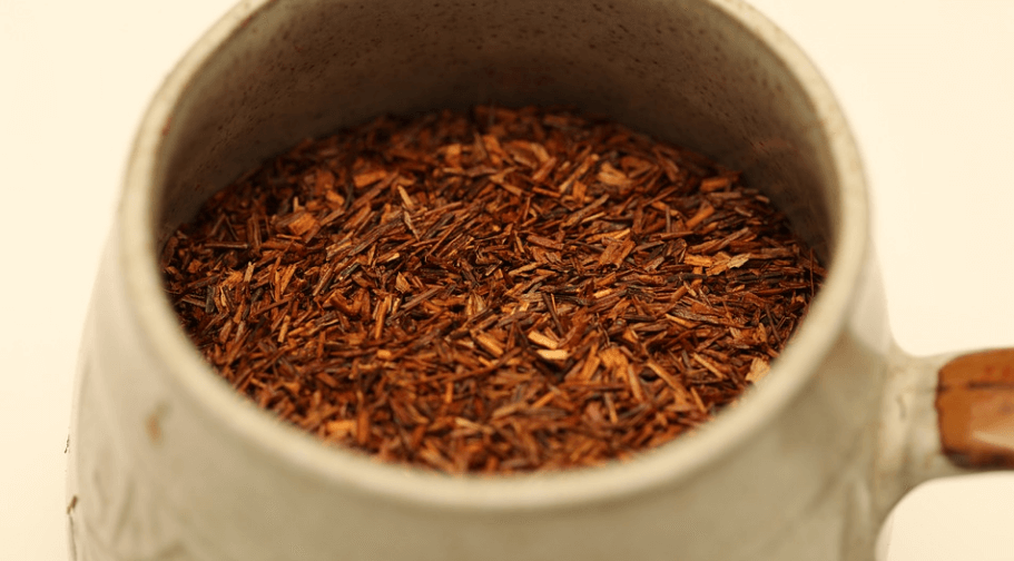 허브차의 종류 루이보스 차 재료가 찻잔에 담겨 있다