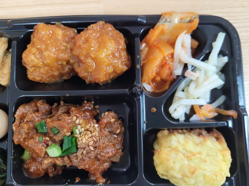 돼지불고기와 닭강정