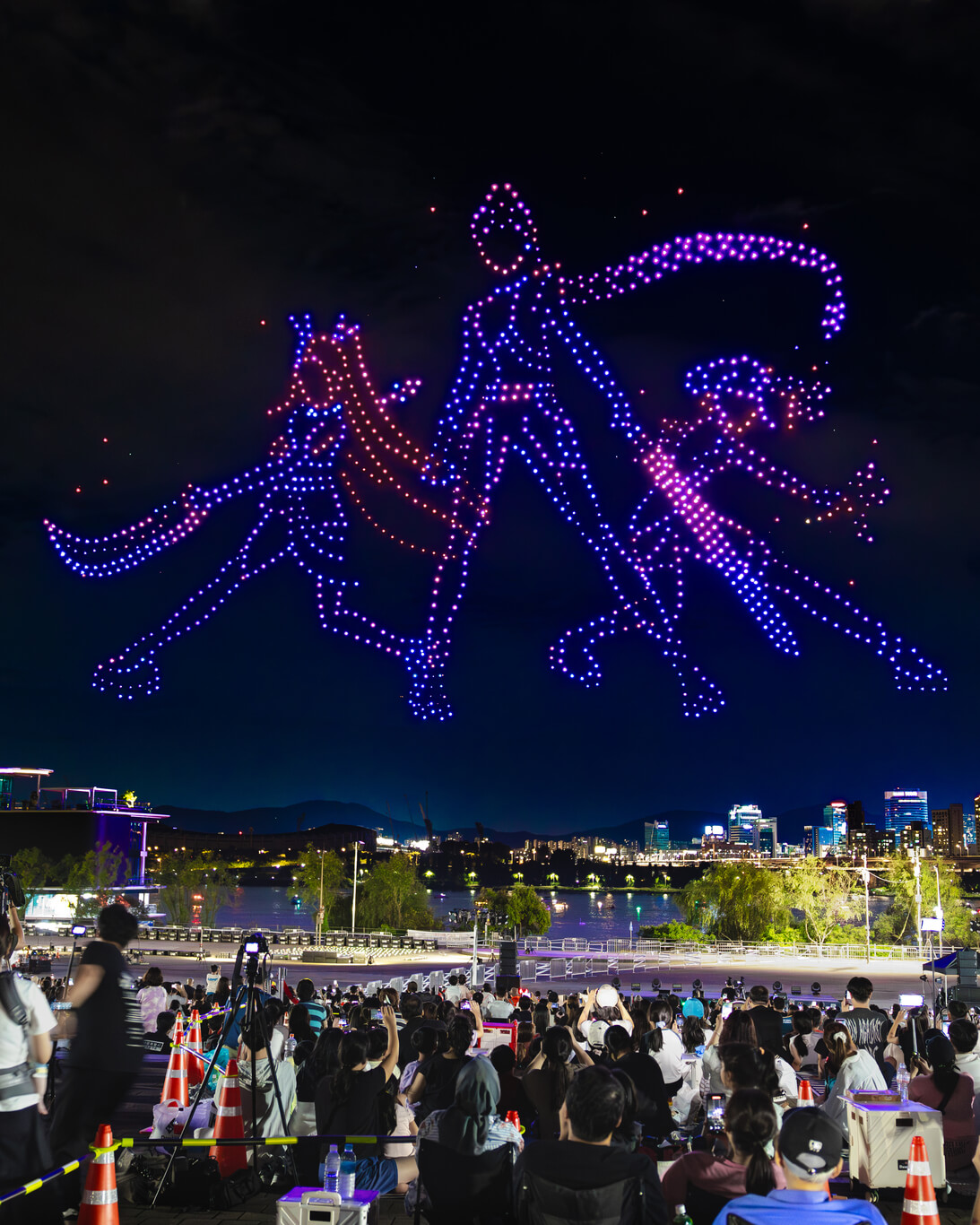 한강 드론라이트쇼 &lsquo;케이팝데몬헌터스 in Seoul&rsquo; 11월 15일 앵콜! &amp;#39;케데헌 드론쇼&amp;#39; 여의도 하늘을 밝히다