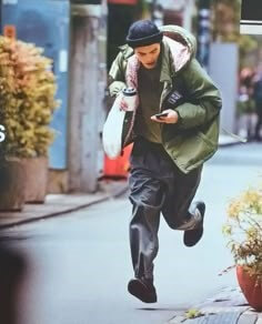 약속시간에-늦어서-핸드폰-시계를-보면서-뛰어가는-남자