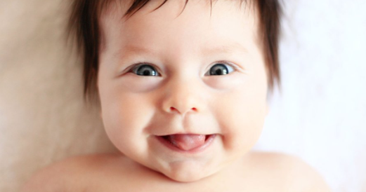 혀를-내밀고-웃는아기