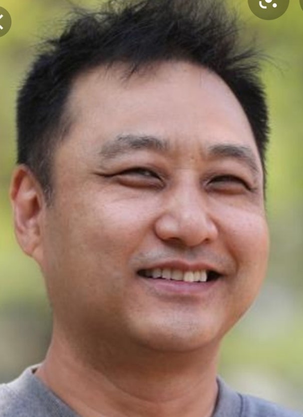 김수용 귓불