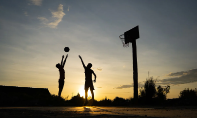 농구하는 남자 두명