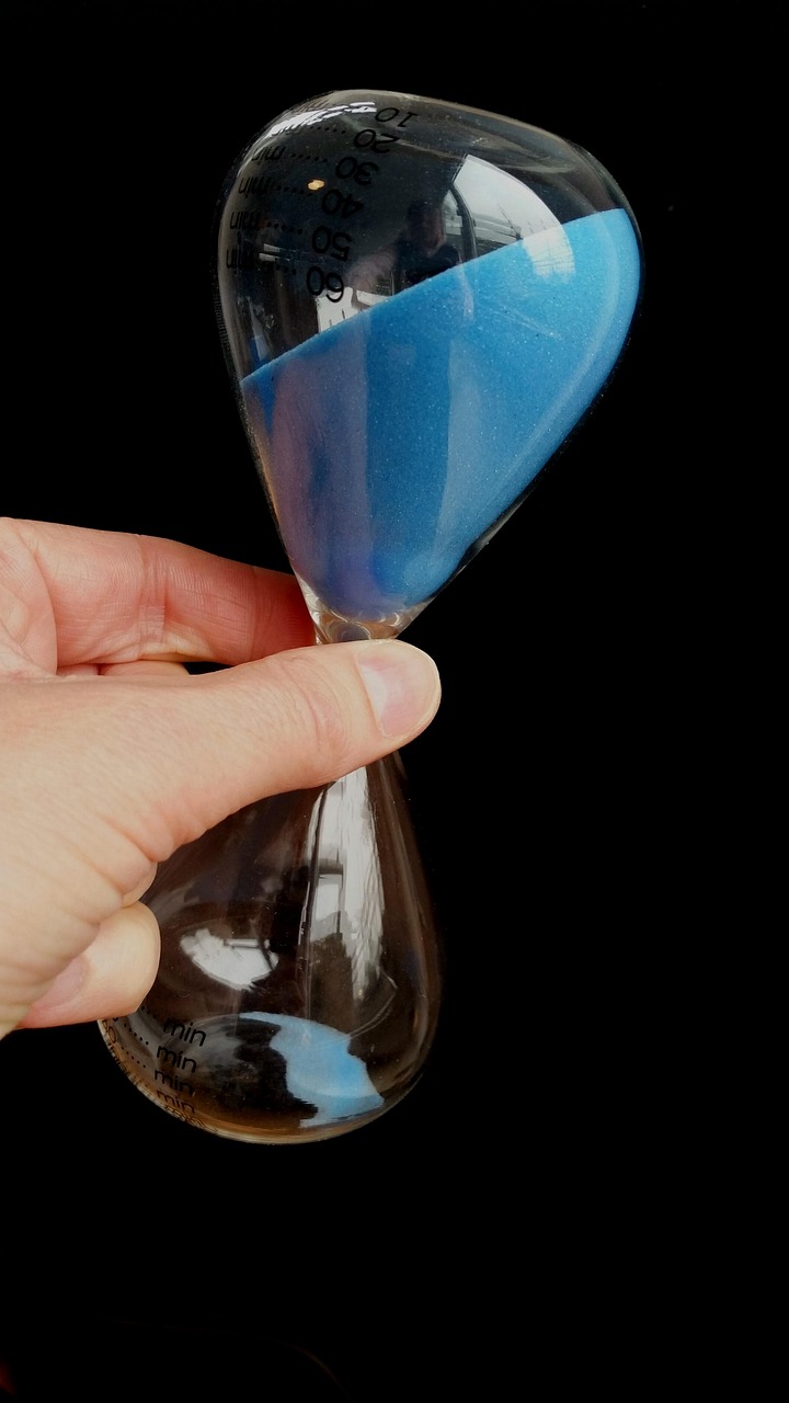 인터벌 러닝을 지칭할 수 있는 모래시계 사진