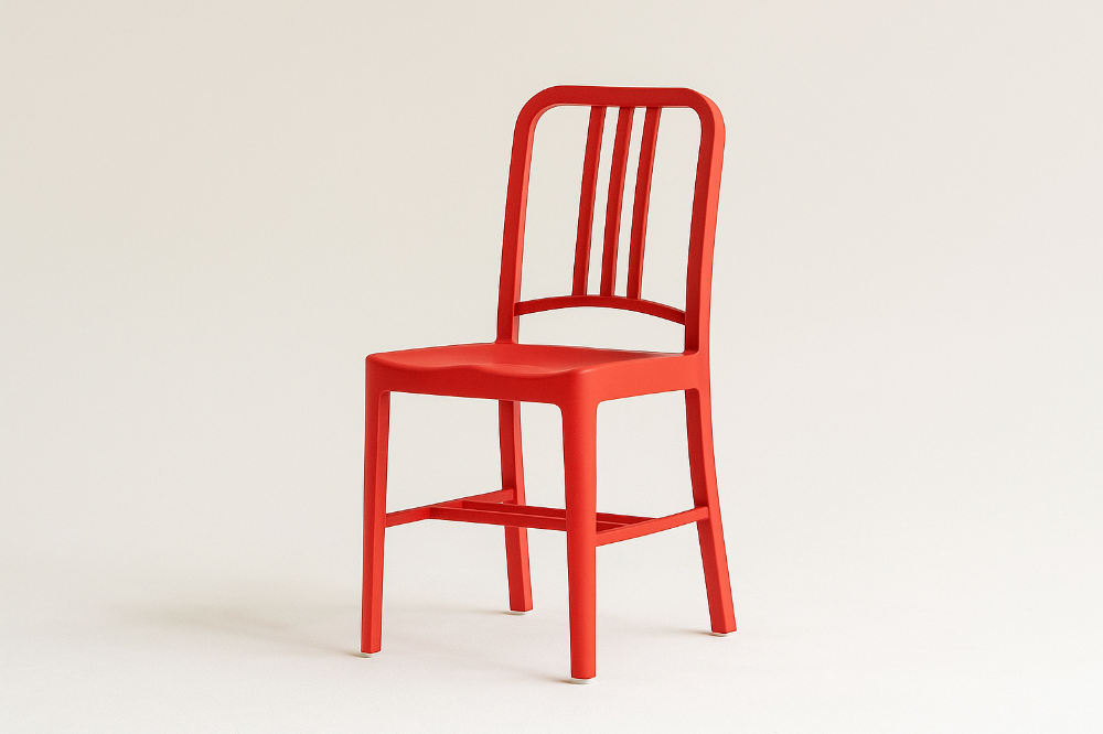 지속 가능한 소재로 제작된 111 Navy Chair 이미지