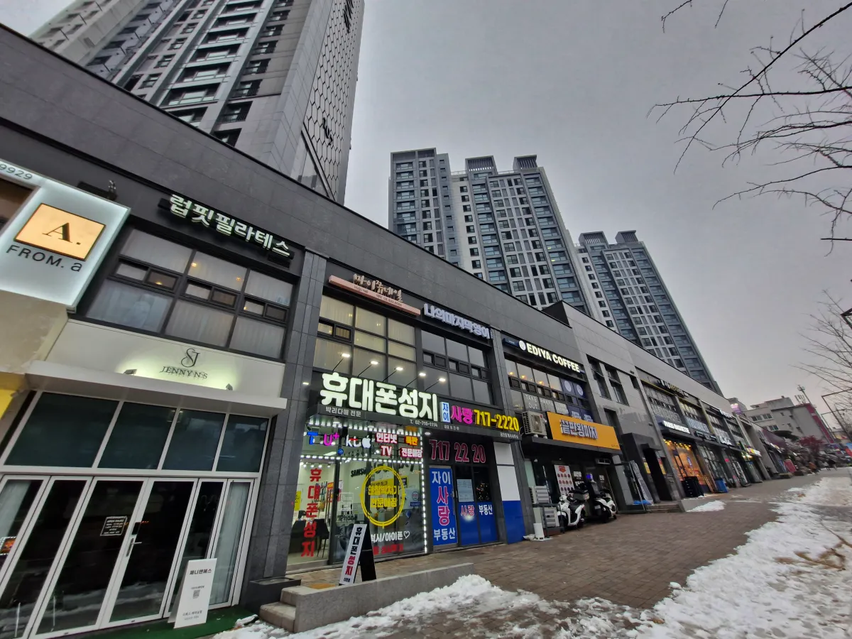 눈이-가득한-길에-있는-신축아파트