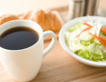 식탁 위의 커피와 채소가 간을 살린다