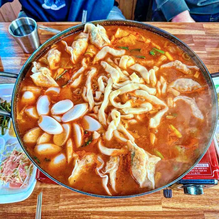 생생정보 충북 제천 닭고기 칼국수 만두 닭칼만 전골 맛집