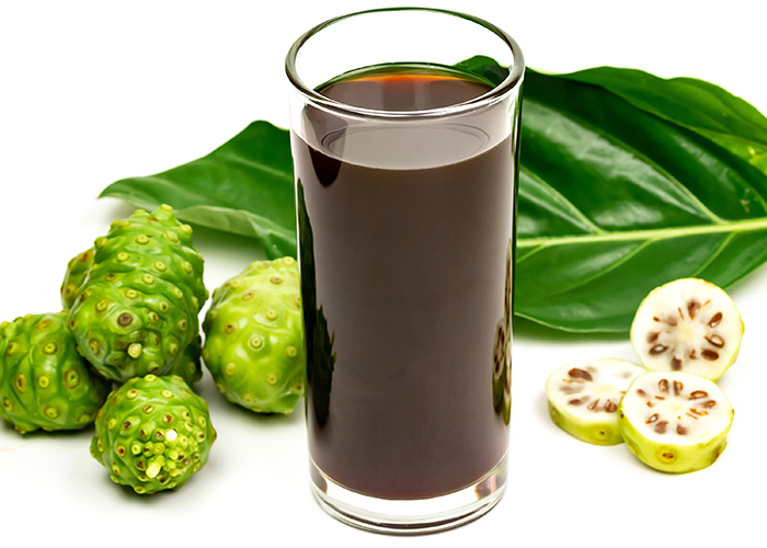 노니 열매와 노니 쥬스가 함께 있는 이미지