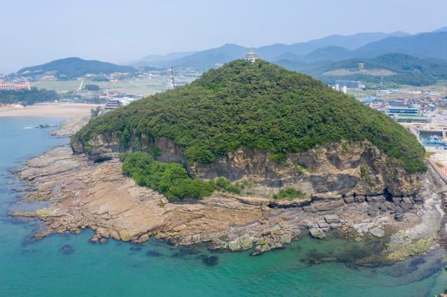 변산반도 채석강과 닭이봉의 전경