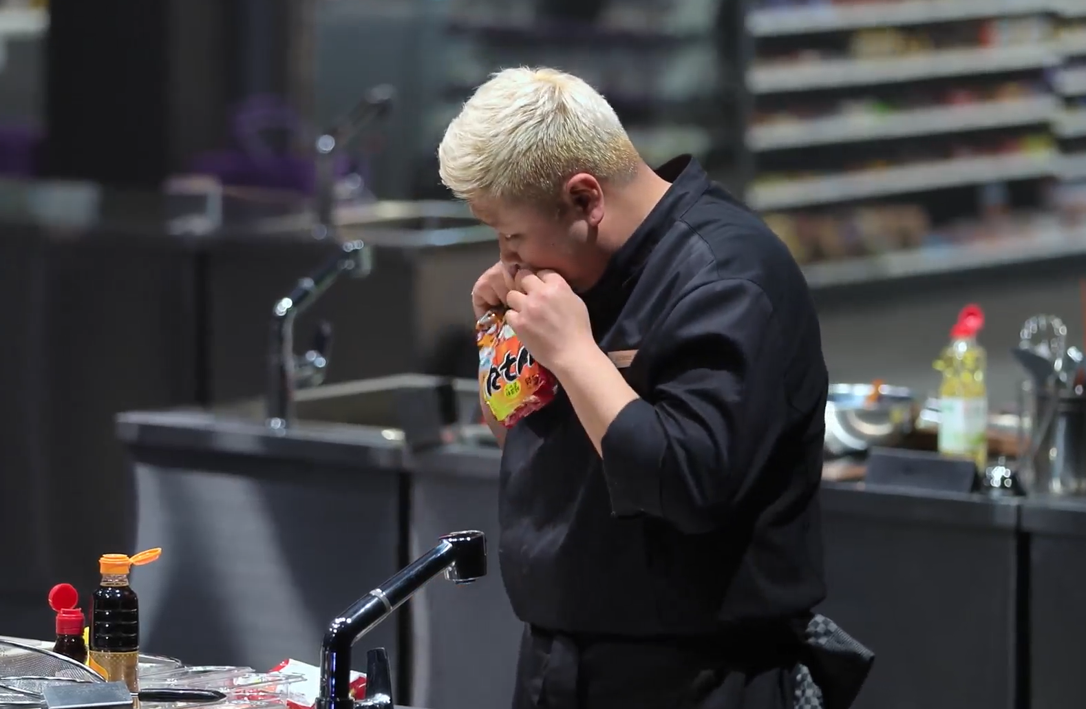 너구리-라면의-면을-끓인다