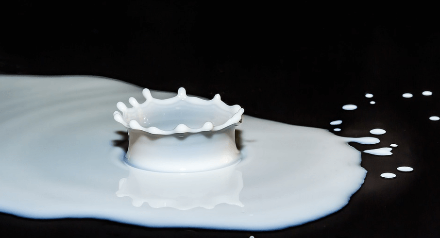 바닦에 우유가 떨어지고 있다