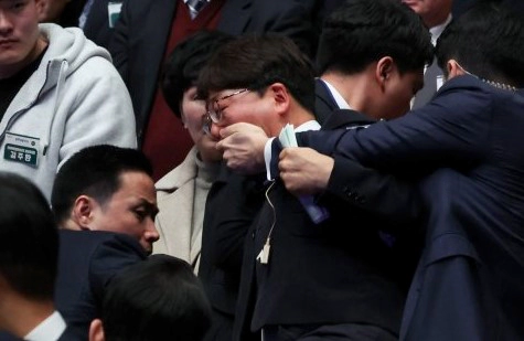 강성희 진보당 의원 윤석열 경호원 입틀막 제지 영상
