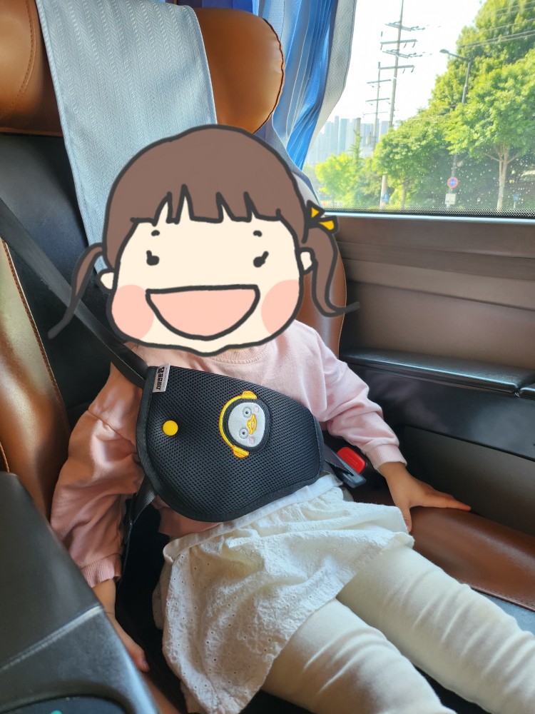 안전벨트 가드를 착용한 아이