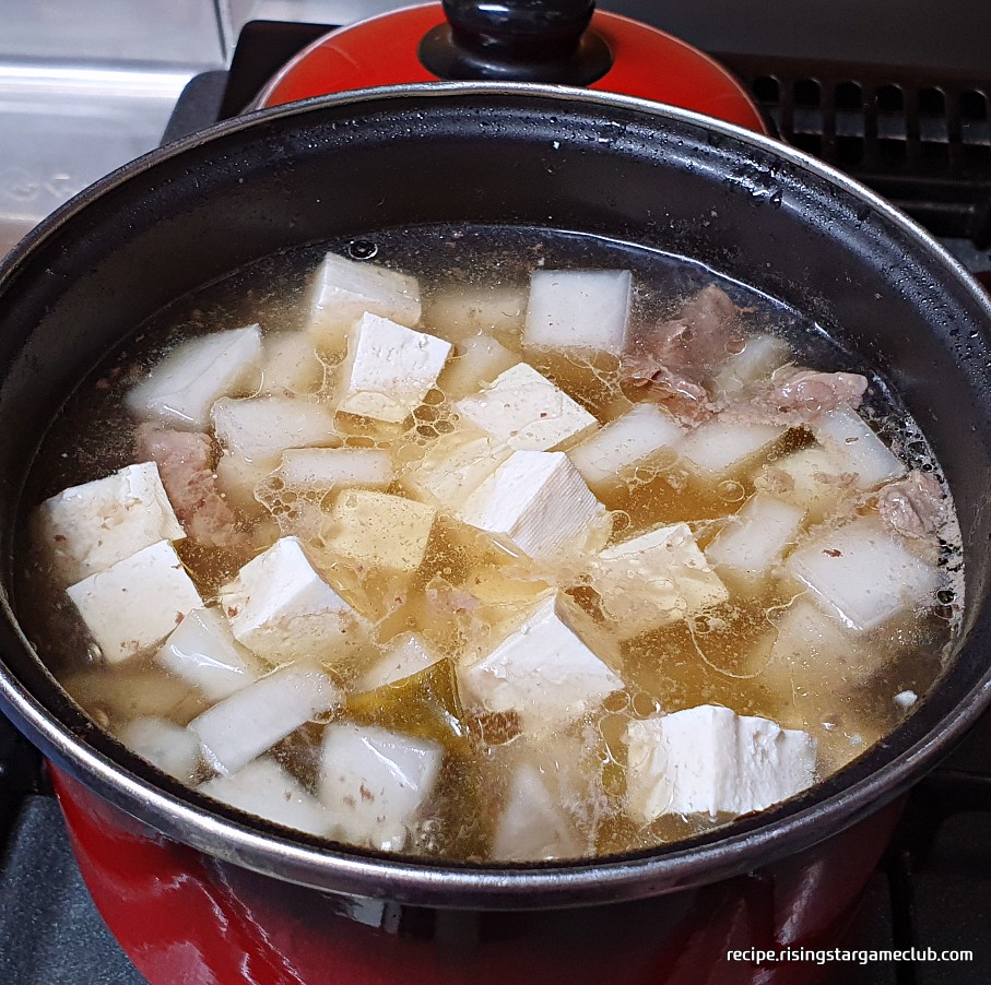 소고기 탕국에 두부를 넣고 끓여서 완성된 사진