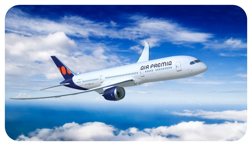 에어프레미아 보잉 B787-9 여객기가 하늘을 날고 있는 모습을 찍은 사진