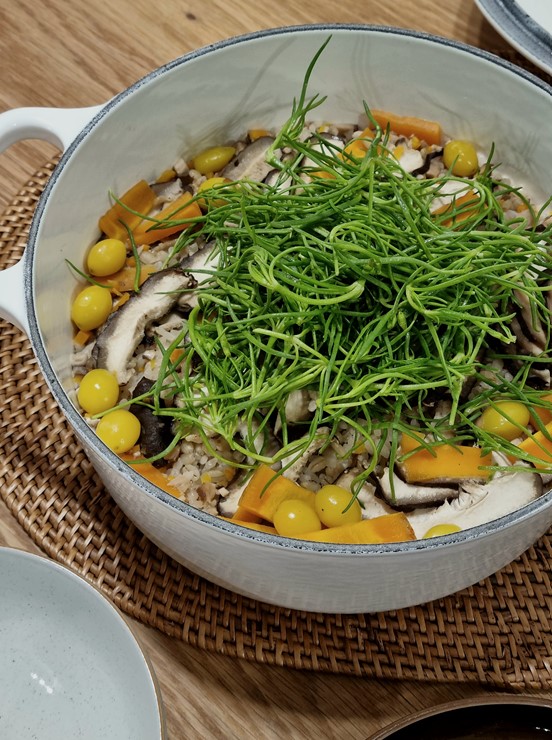 르크루제로-완성한-버섯솥밥