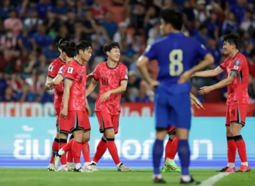태국전- 붉은 유니폼 대한민국 선수 5명이 웃으며 기뻐하고 파란유니폼 태국선수들이 허탈해하며 서있는 모습